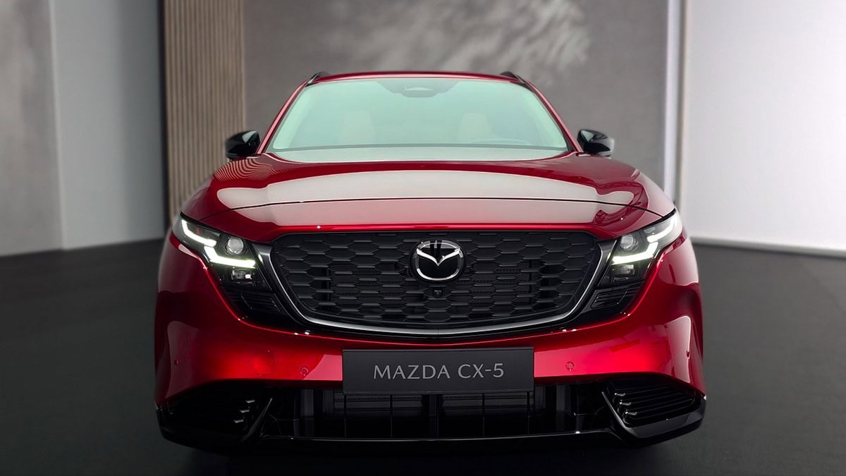 Vista frontale della nuova Mazda CX-5 con Signature Wing e nuova firma luminosa a LED
