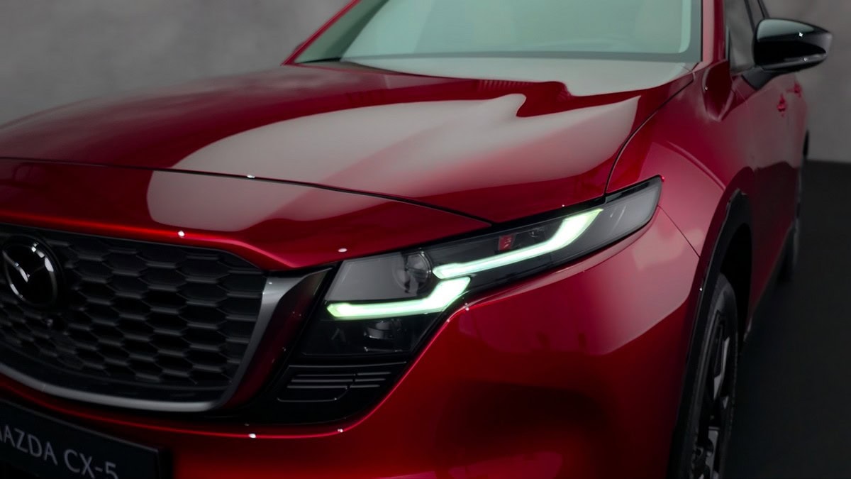 Vista sulla nuova firma lumiosa a LED dei fari anteriori della Mazda CX-5