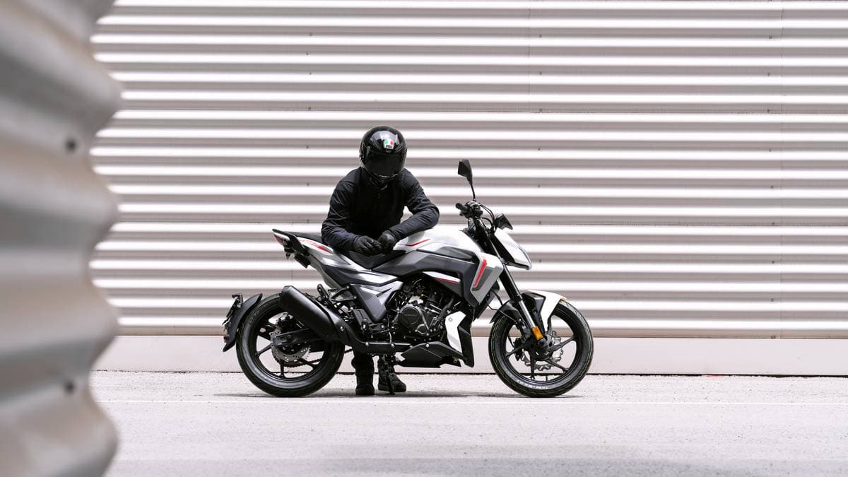 Moto naked bianca e nera Morbidelli F125