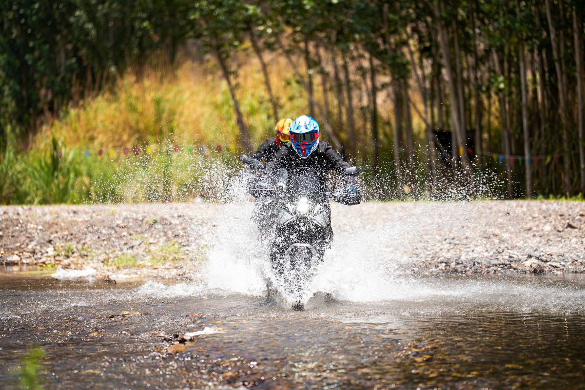 Due Morbidelli T125X attraversano un torrente sollevando spruzzi d'acqua