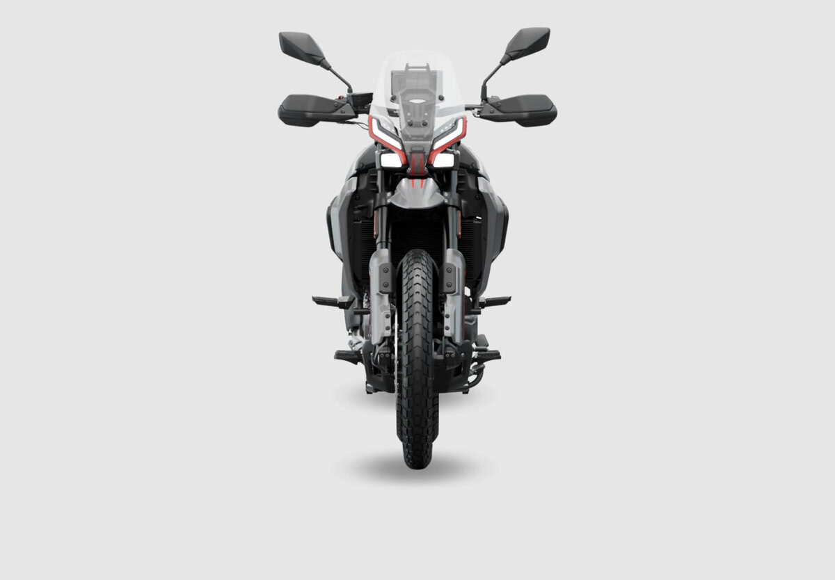 Vista frontale della Moto Morini AllTrhike 450 con doppio faro LED, parafango alto e ruota tassellata.