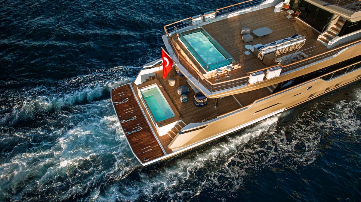 Tra gli elementi più distintivi, un ampio ponte poppiero con piscina panoramica, zona lounge e bar