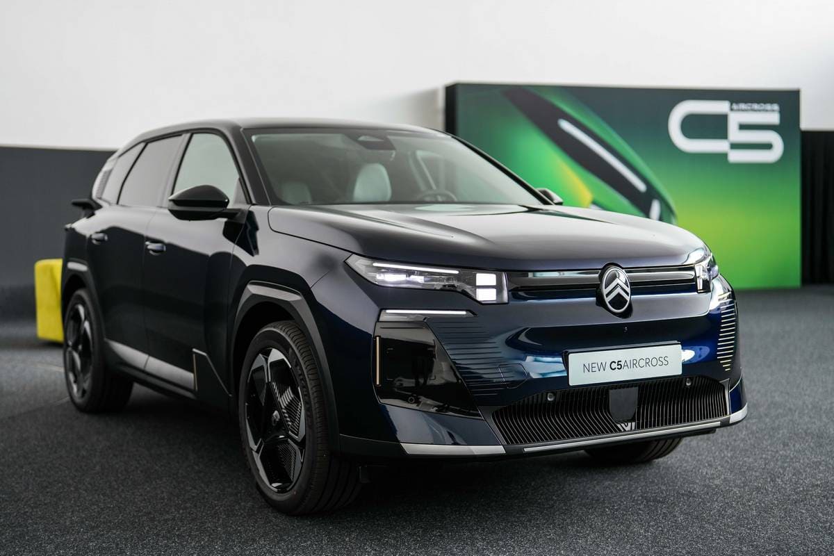 E' possibile ordinare la versione Hybrid 145 e la versione 100% elettrica ë-C5 Aircross Comfort Range da 520 km di autonomia.