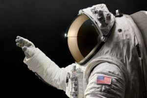 Oakley e Axiom Space collaborano allo sviluppo del nuovo sistema visiera per le tute AxEMU della missione Artemis III.