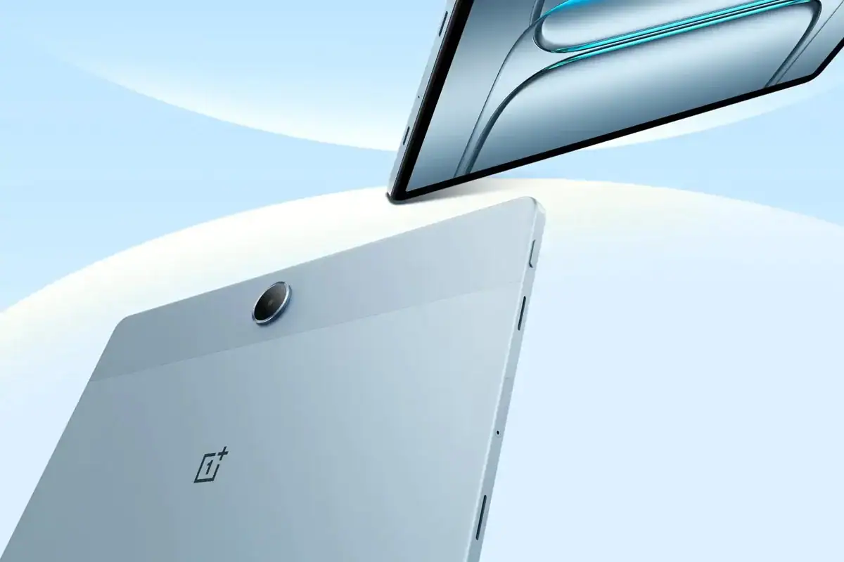 OnePlus Pad Lite visto sia all'anteriore che al posteriore su sfondo azzurro