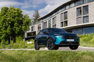 Combina il motore elettrico a trazione anteriore standard da 213 CV con un motore elettrico aggiuntivo da 112 CV per le ruote posteriori