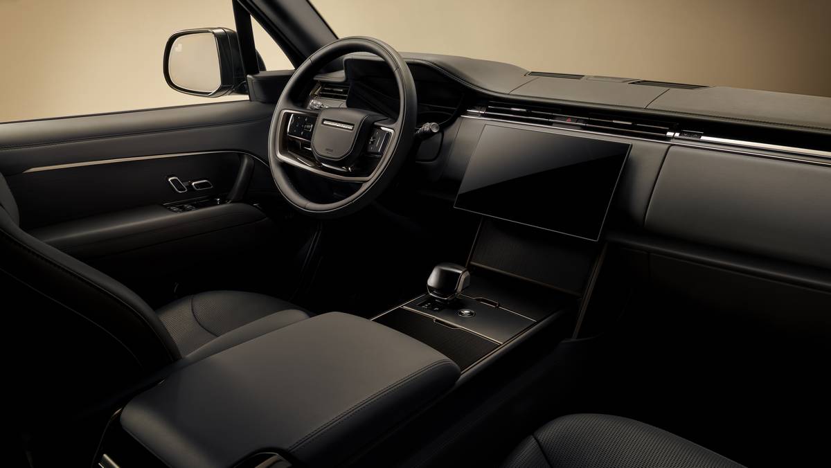 Interni Range Rover SV Black con sedili in pelle nera, volante minimal, plancia digitale e display touchscreen centrale