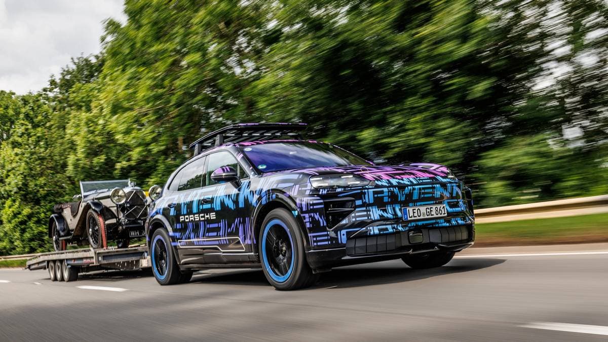 La Cayenne elettrica ha trasportato un'auto vecchia più di 100 anni e dal peso di più di due tonnellate
