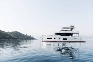 Profilo laterale del Sirena 60 sul mare calmo