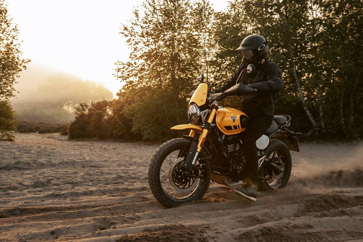 Triumph Scrambler 400 XC in azione