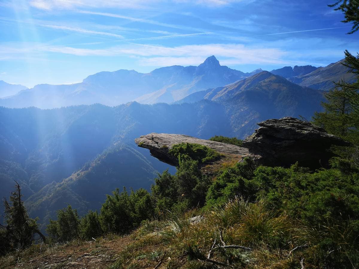 Situata in Piemonte, la Valle Maira è un tesoro alpino ancora poco battuto dal turismo di massa, ideale per chi vuole fuggire dall’afa e riscoprire la bellezza autentica della montagna