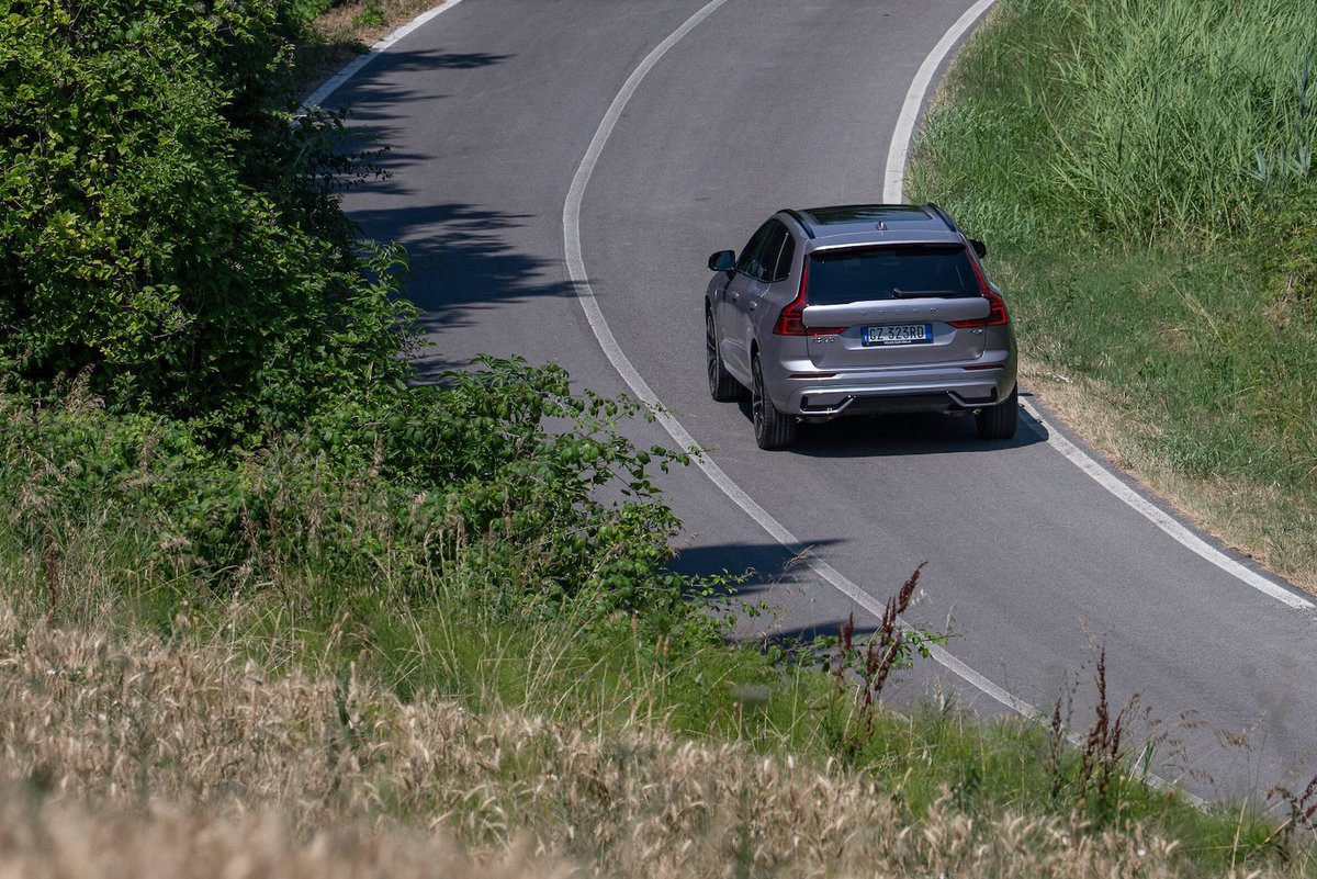 Volvo XC60 Plug-in Hybrid su strada panoramica di campagna