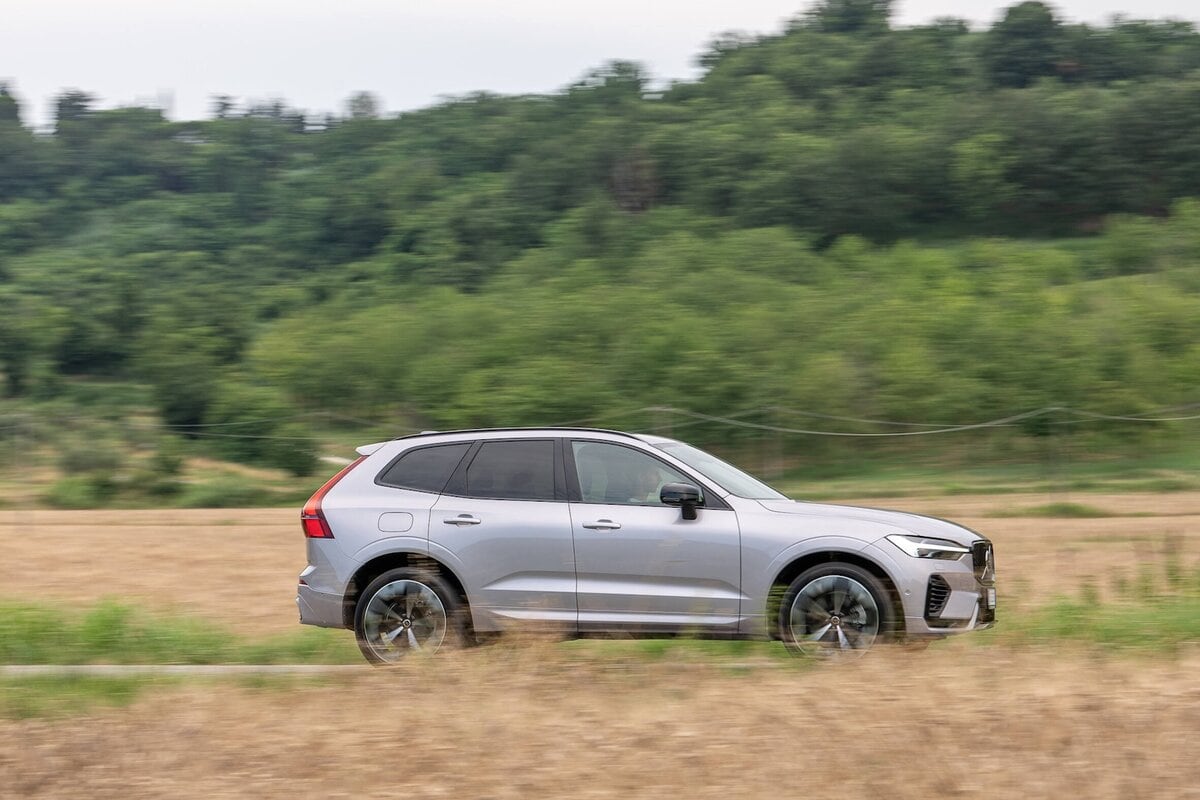 Volvo XC60 Plug-in Hybrid 2025 in movimento sulla strada di campagna