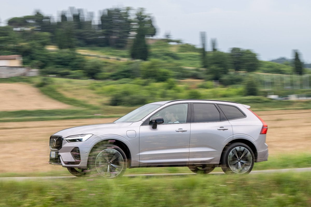 Volvo XC60 Plug-in Hybrid 2025 durante la marcia laterale in campagna