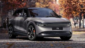 SUV elettrico Zeekr 7X parcheggiato su una strada alberata in autunno.
