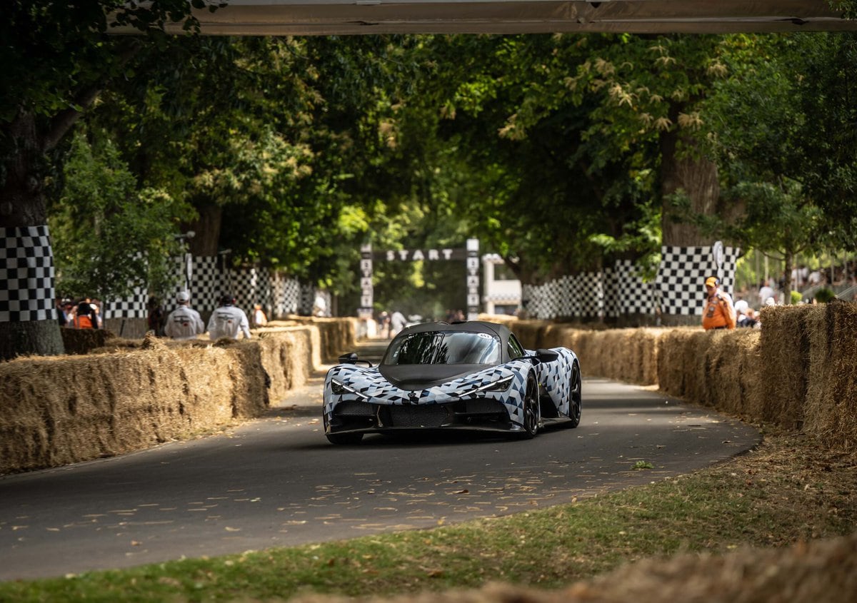La Zenvo Aurora con livrea harlequin al Goodwood Festival of Speed 2025