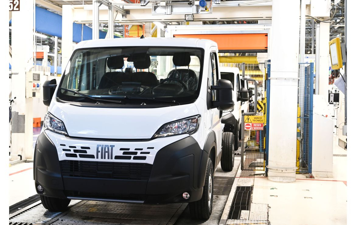 Fiat Ducato bianco su linea di montaggio nello stabilimento Stellantis di Atessa durante la produzione del veicolo commerciale.