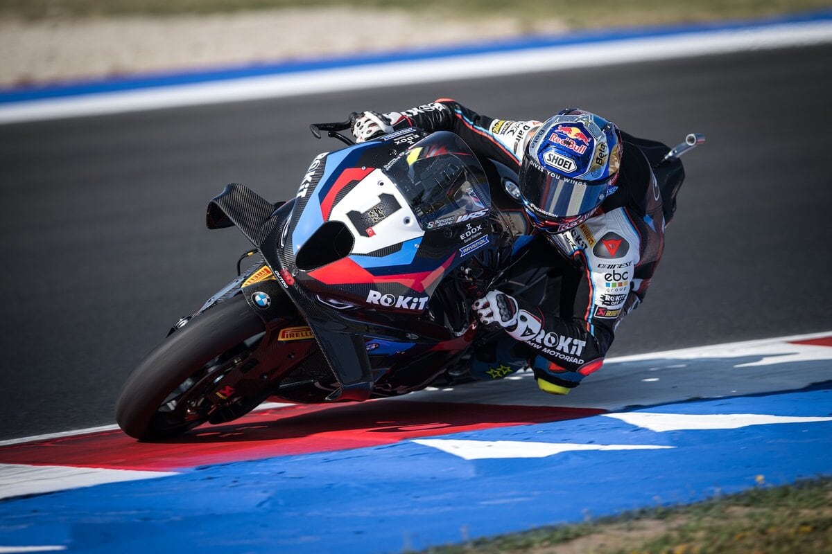 Toprak Razgatlıoğlu in piega estrema sulla BMW del team ROKiT durante una gara SBK 2025.