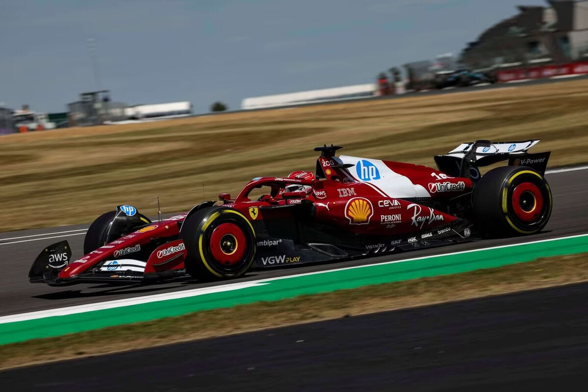 Ferrari SF-24 rossa numero 16 di Charles Leclerc in curva a Silverstone, ripresa lateralmente su asfalto asciutto durante il GP 2025.