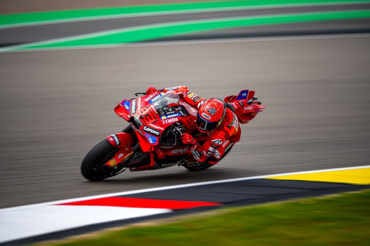 Marc Márquez in sella alla Ducati ufficiale durante una curva in gara MotoGP 2025