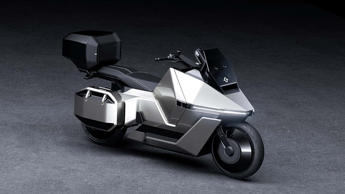 Scooter elettrico OMO X argento visto a 3/4 anteriore, con design futuristico e bauletto posteriore, su sfondo neutro