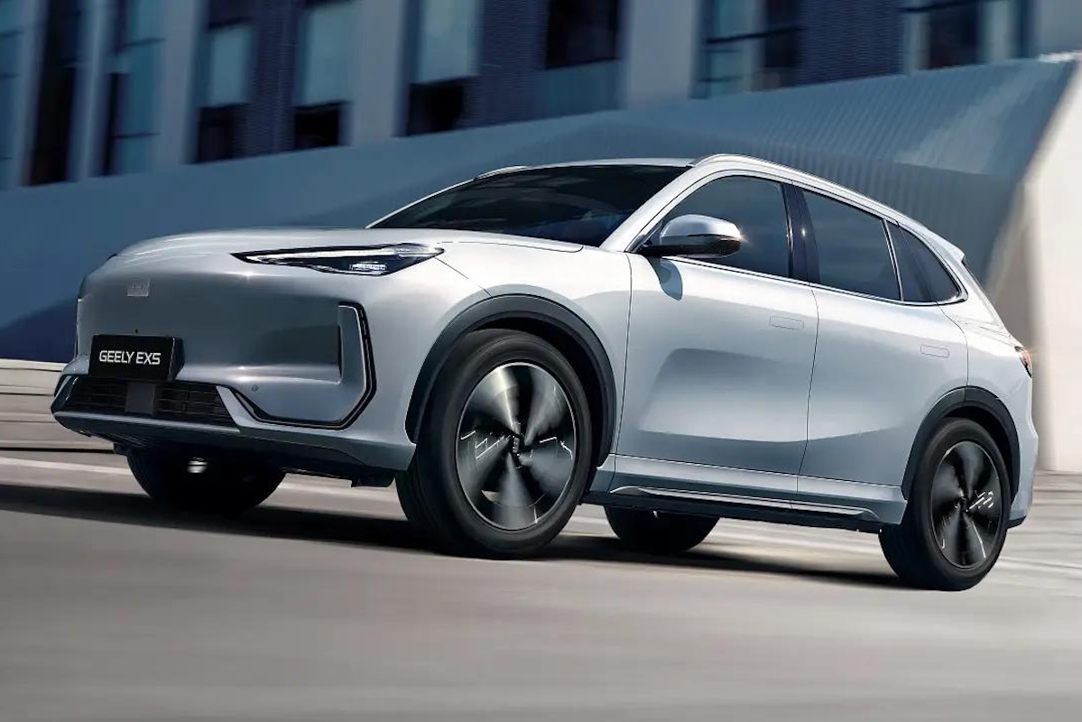 Geely EX5 in movimento su strada cittadina
