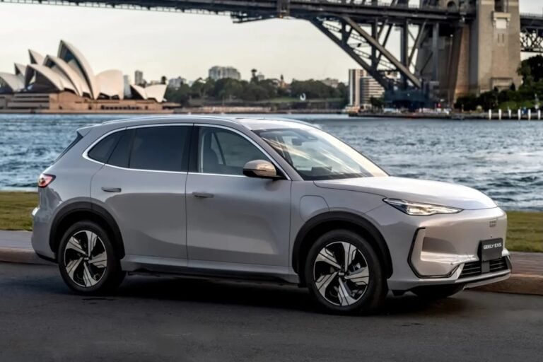 Geely EX5 davanti all’Opera House di Sydney