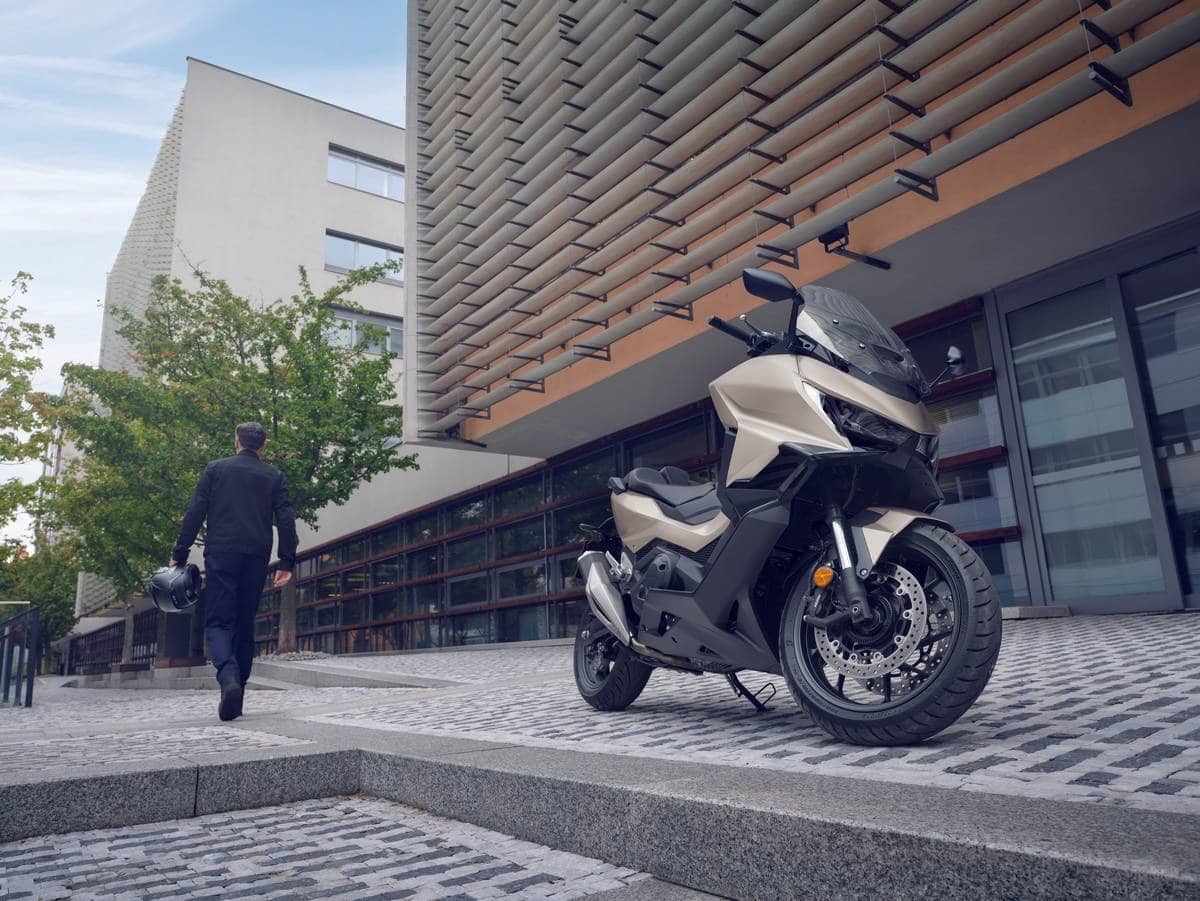 'accelerazione è bruciante grazie al motore bicilindrico a ‘corsa lunga’ di 745 cc per 58,6 CV di potenza