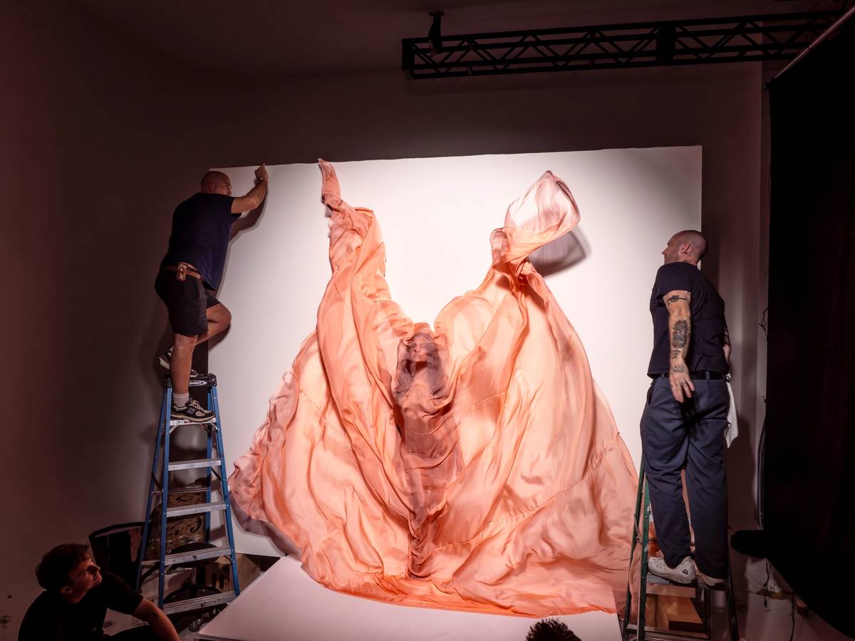 Irina Shayk backstage Calendario Pirelli 2026