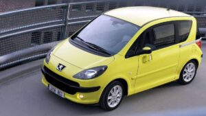 La piccola Peugeot 1007, modello d'esordio per la casa del Leone nella nicchia delle mini-monovolume da città