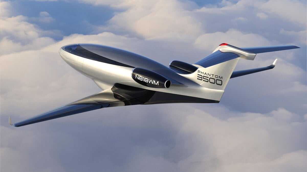 Rendering del jet privato futuristico Phantom 3500 in volo tra le nuvole, con design aerodinamico e livrea lucida bianca e nera.