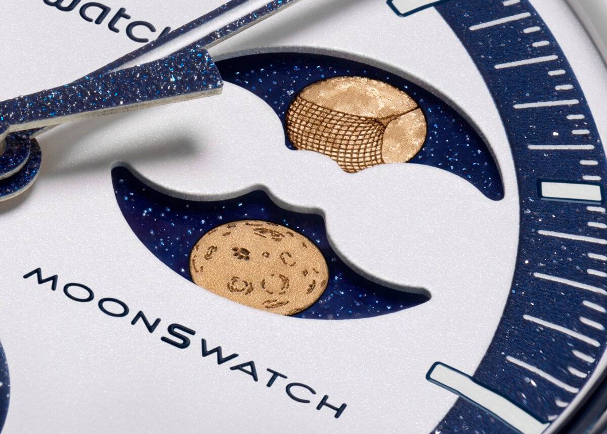 Le due lune dettaglio Swatch Earthphase Moonshine 2025