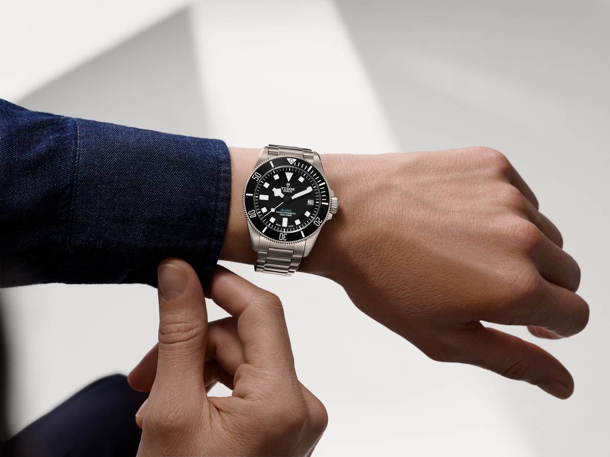 Con un’impermeabilità fino a 1.000 metri, un sistema brevettato per la regolazione del bracciale e una cassa di 43 mm in titanio