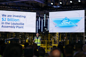 Jim Farley, CEO di Ford, nello stabilimento di assemblaggio di Louisville davanti a un pubblico.