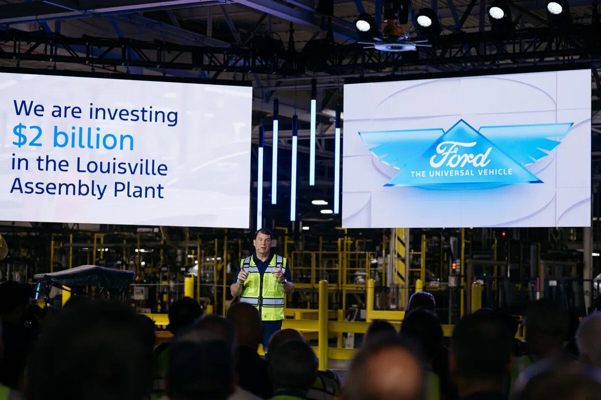 Jim Farley, CEO di Ford, nello stabilimento di assemblaggio di Louisville davanti a un pubblico.