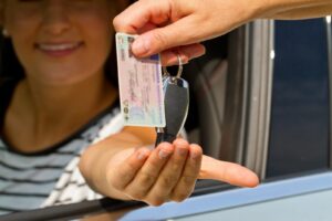 Neopatentata riceve chiavi e patente alla guida della sua auto.