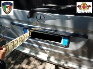 Furgone Mercedes con targa italiana nascosta da una targa falsa rimossa dalla polizia locale di Bra.