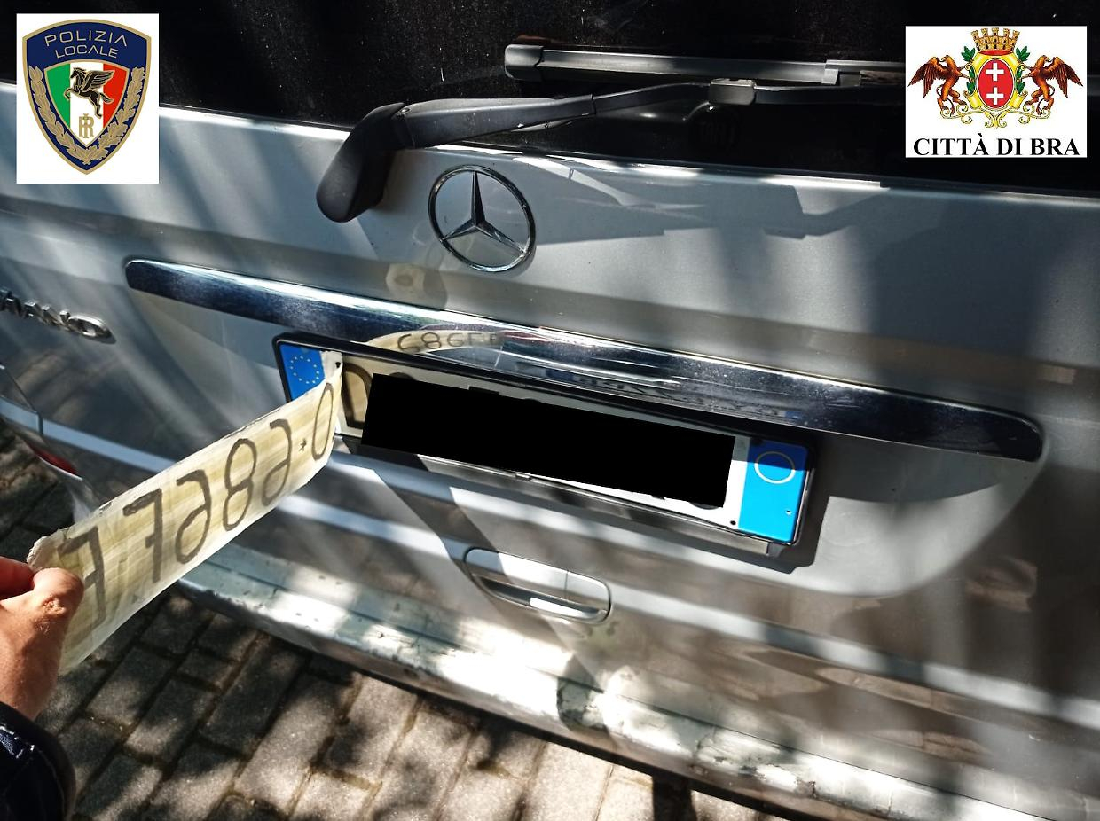 Furgone Mercedes con targa italiana nascosta da una targa falsa rimossa dalla polizia locale di Bra.