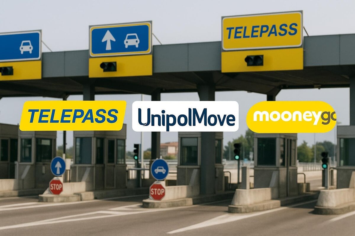 Casello autostradale con corsie dedicate al telepedaggio, evidenziate dai loghi Telepass, UnipolMove e MooneyGo in primo piano, simboli dei principali servizi per il pagamento automatico del pedaggio in Italia.