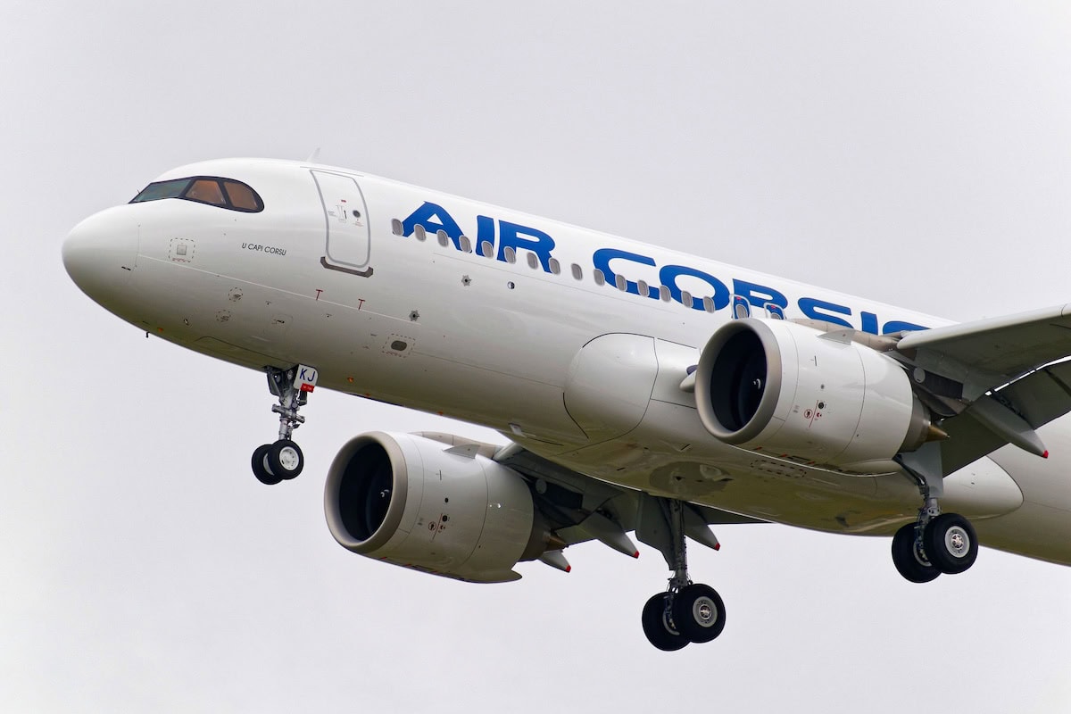 Aereo Airbus in volo con loghi AIR GI, aereo commerciale moderno e aeronautica.