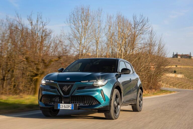 Auto elettrica compatta with design moderno su strada asfaltata in campagna, euforiche sensazioni di mobilità sostenibile, innovazione e stile automobilistico, modello 2023 vintage.