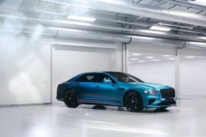 Luxurio automobile di colore blu metallizzato in un garage moderno, sedili in pelle e design sporty, recentemente presentata dai produttori di auto di lusso.