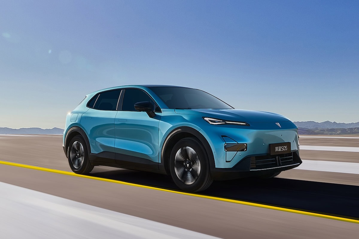 SUV elettrico Deepal S05 azzurro in movimento su strada asfaltata in un paesaggio desertico, sotto cielo limpido.