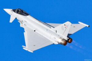 Eurofighter EF-2000 Typhoon jet militare in volo sopra il cielo blu, aeronautica moderna e tecnologia aerospaziale, veicolo aereo militare, aviazione avanzata.