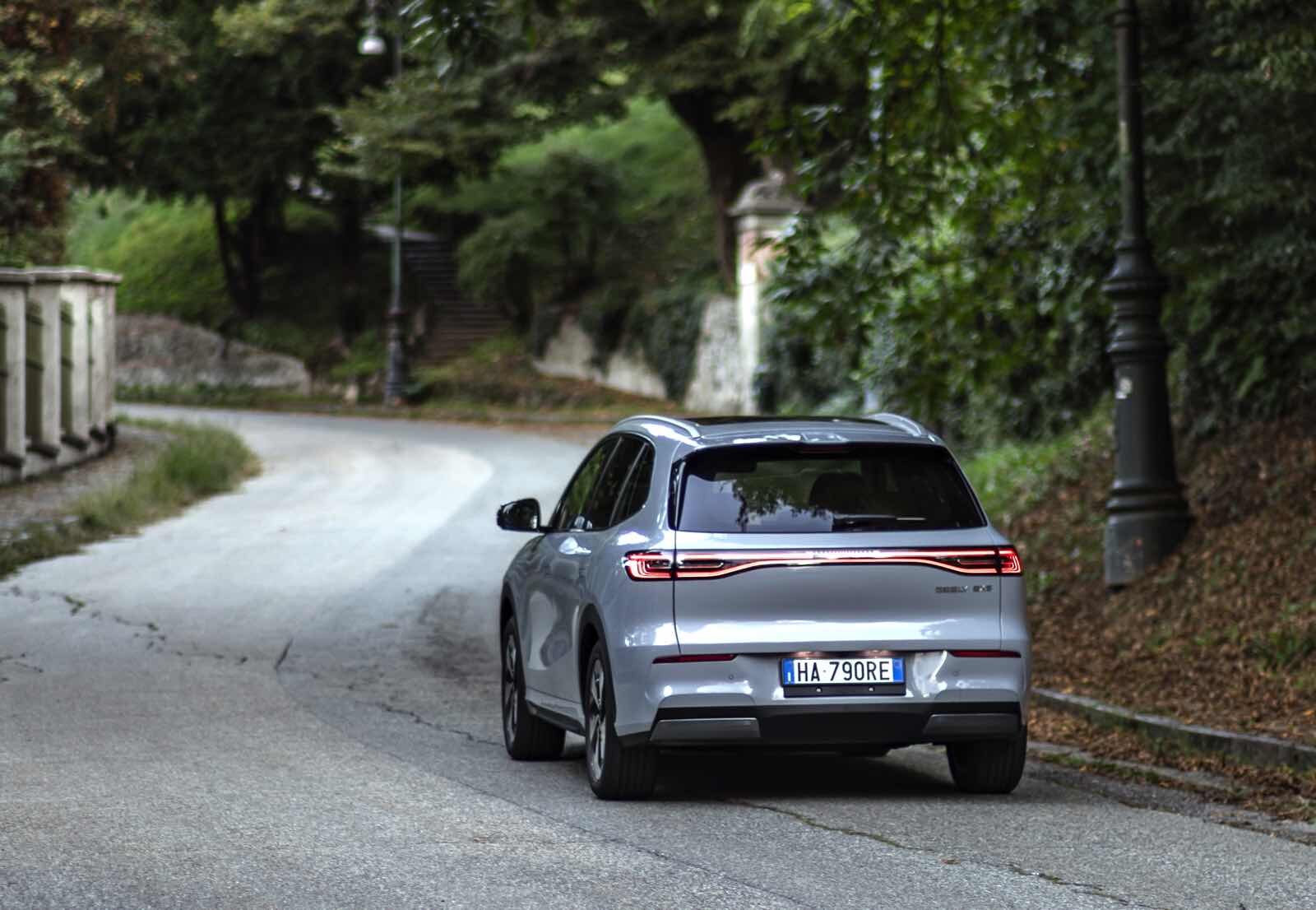 Auto elettrica Geely EX5 SUV in città, tecnologia sostenibile, veicolo di ultima generazione, design moderno, performance ecologiche, modello 2023, auto a emissioni zero, innovazione nel settore automotive, eco-friendly.