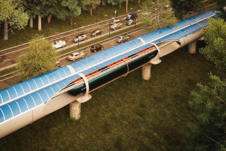 Rappresentazione del sistema di trasporto Hardt Hyperloop, con una capsula ad alta velocità all’interno di un tubo sopraelevato coperto da pannelli trasparenti, posizionato parallelamente a una strada trafficata immersa nel verde.