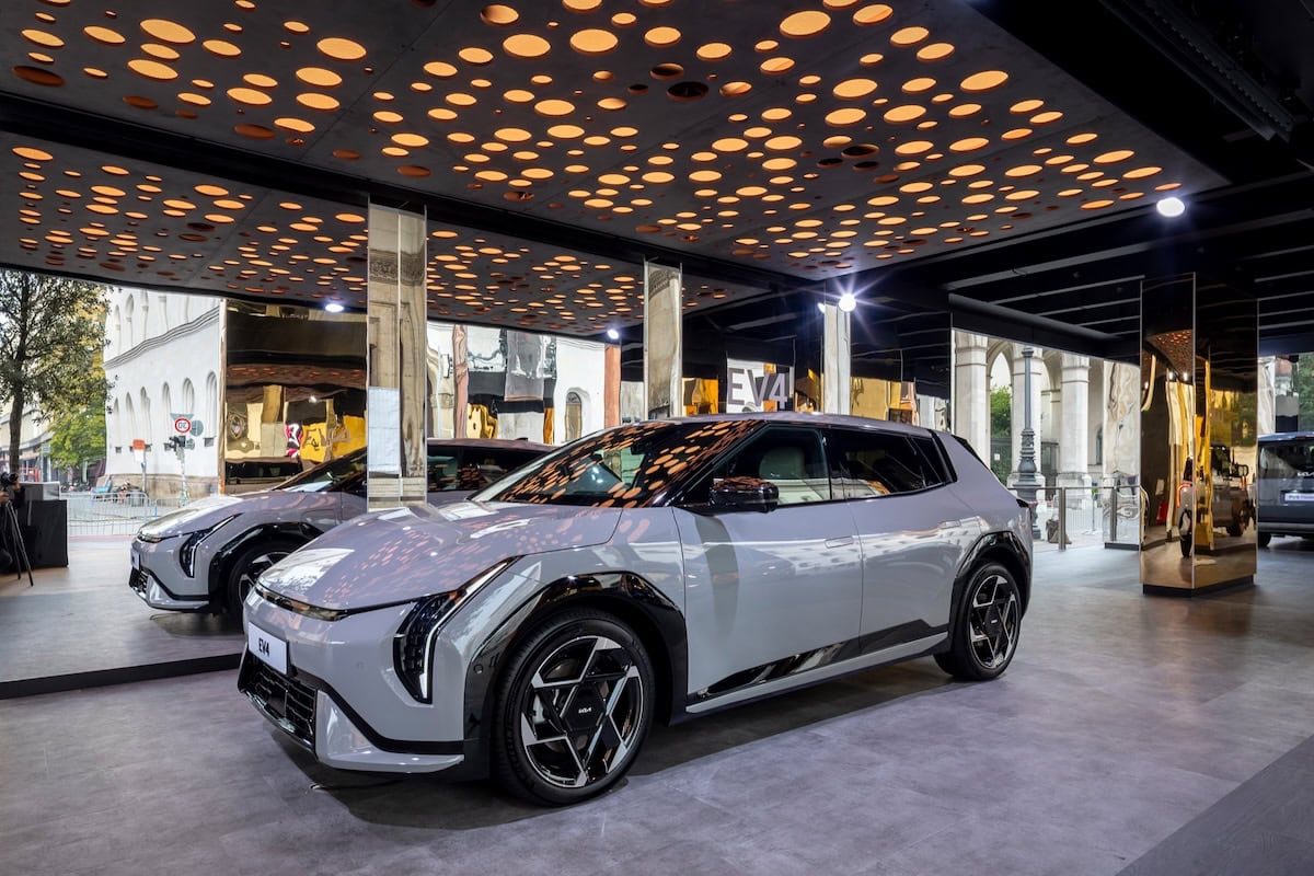 Kia EV4 esposta a Monaco