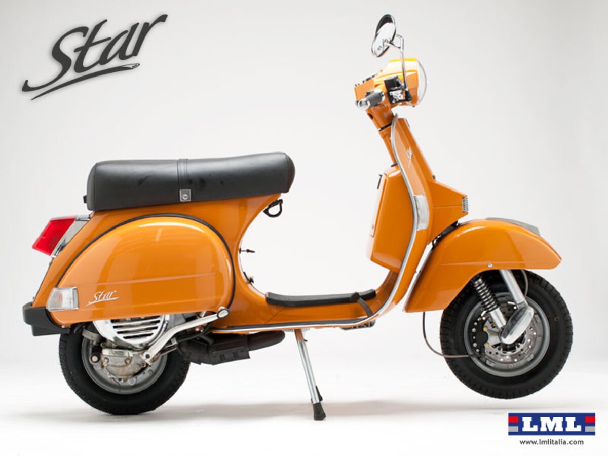 Scooter vintage LML Star Stella arancione con sedile nero e logo Star, motore ad ampia cilindrata, stile retrò, perfetta per city ride, foto in studio con sfondo bianco.