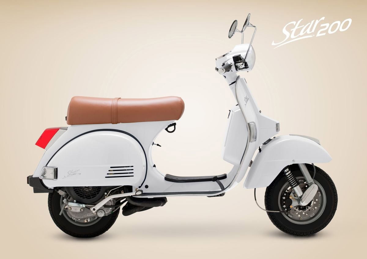 Scooter LML Star Stella vintage bianca con sella marrone, stile classico, design minimalista, veicolo urbano ecologico, mobilità sostenibile, modello Star 200.