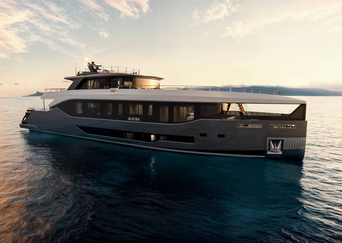Yacht di lusso in mare al tramonto, design moderno e innovativo, perfetto per crociere esclusive e stile di vita marittimo di alto livello.